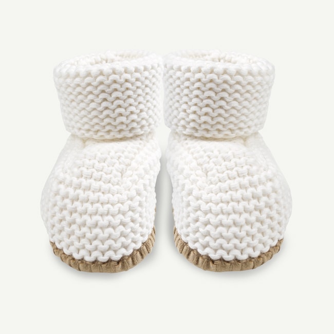 2PBvkVtUQty4QPiCNneS_RS20A1611_M-oliver-and-rain-organic-baby-clothes-ivory-knit-booties-slippers.jpg