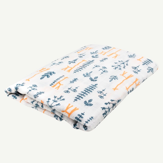 6Cz8rraSjSXEN3FeHm9k_RS19A0783_M-oliver-and-rain-organic-baby-clothes-girl-safari-collection-muslin-cotton-swaddle-giraffe-print-min.jpg