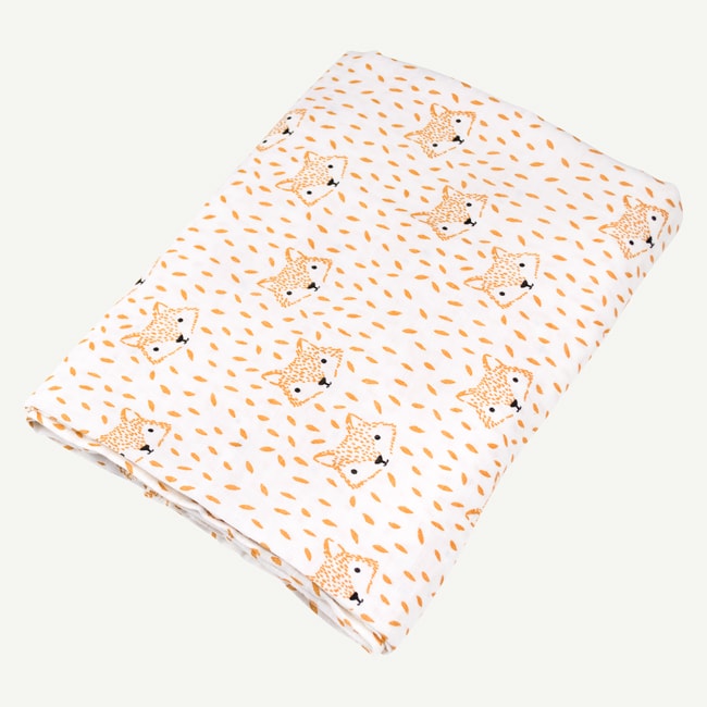 Dq5PfrwZSNKlT7OO3AO2_RF19A1449_M-oliver-and-rain-organic-baby-clothes-girl-ivory-gold-fox-print-organic-cotton-muslin-swaddle-min.jpg
