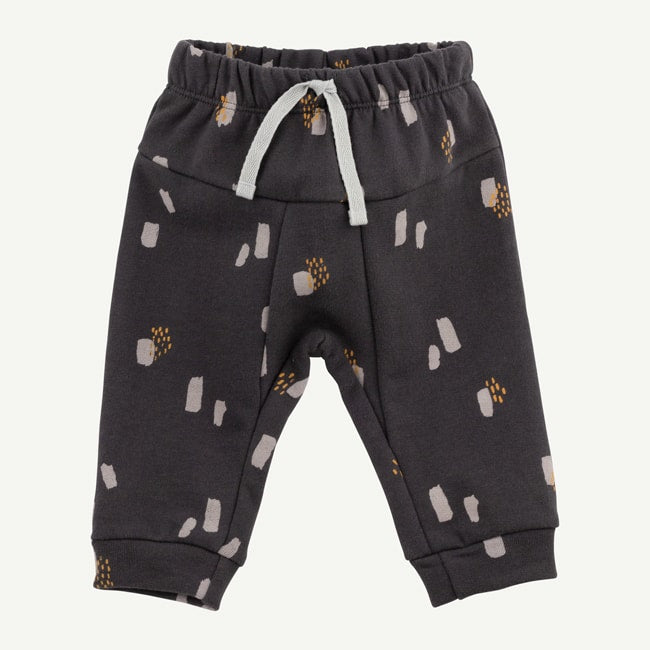 FK9cK88TKiBXjfu0b5ZI_RF19B1248_M-oliver-and-rain-organic-baby-clothes-neutral-sloth-collection-charcoal-dash-print-jogger-pant-min.jpg