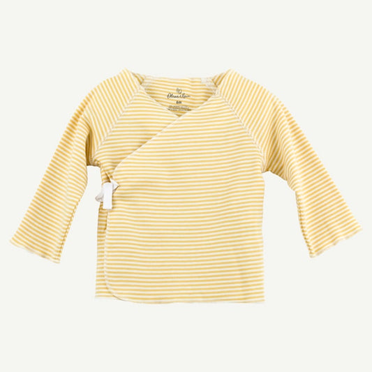 RS19M0924_A1-oliver-and-rain-organic-baby-clothes-essentials-collection-girl-boy-neutral-gold-yellow-mini-stripe-footed-kimono-2-piece-set-min