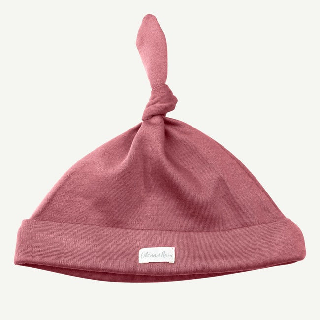 XUho7kptT7OF3Esh21tm_RF19A1410_M-oliver-and-rain-organic-baby-clothes-girl-ash-rose-pima-cotton-top-knot-cap-min.jpg