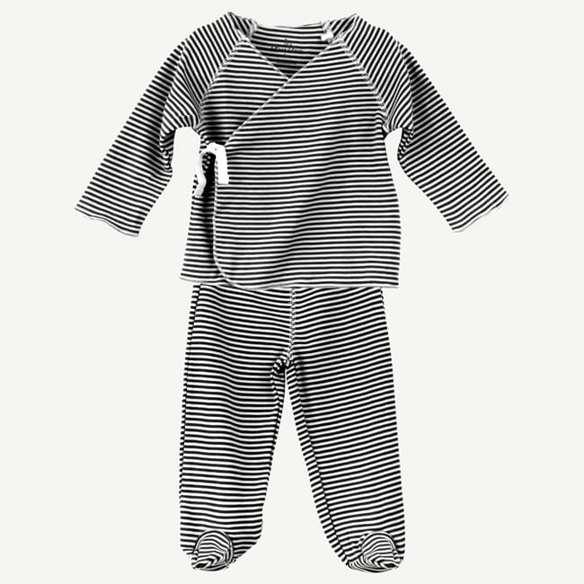 ZFqzFOC5QBuq4xU1s8GD_RF19M1402_M-oliver-and-rain-organic-baby-clothes-essentials-black-and-white-mini-stripe-two-piece-kimono-footed-set-min.jpg