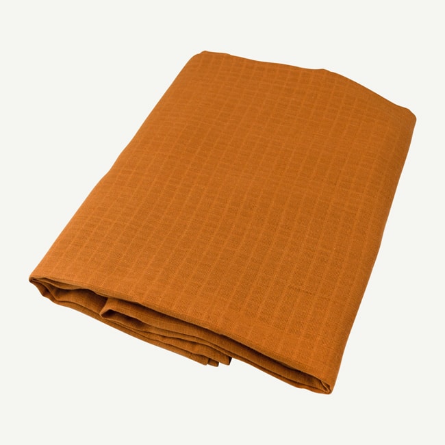 b2EbiWSzTjWFmtQRdN2I_RF19A1543_M-oliver-and-rain-organic-baby-clothes-neutral-copper-solid-organic-cotton-muslin-swaddle-min.jpg