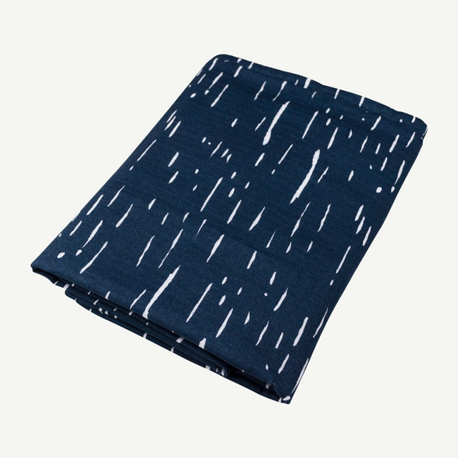 fNuPpIuS4iJopzpwMAws_RF19A1426_M-oliver-and-rain-organic-baby-clothes-neutral-dark-blue-drip-tapir-print-organic-cotton-muslin-swaddle-min.jpg