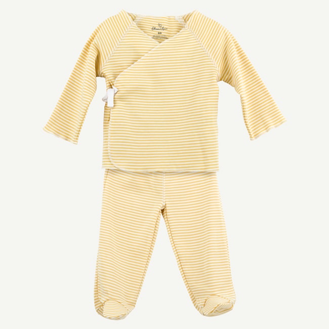 z3cxwfh3RtKH9c9KCGN2_RS19M0924_M-oliver-and-rain-organic-baby-clothes-essentials-collection-girl-boy-neutral-gold-yellow-mini-stripe-footed-kimono-2-piece-set-min.jpg
